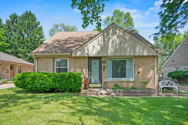 860 W La Salle, Glendale, WI 53209