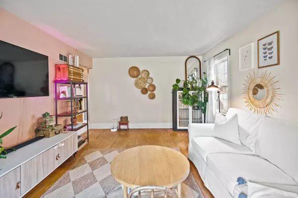 860 W La Salle, Glendale, WI 53209