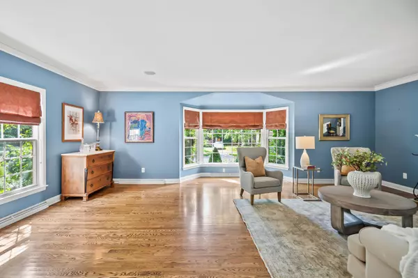 3954 N Harcourt, Shorewood, WI 53211