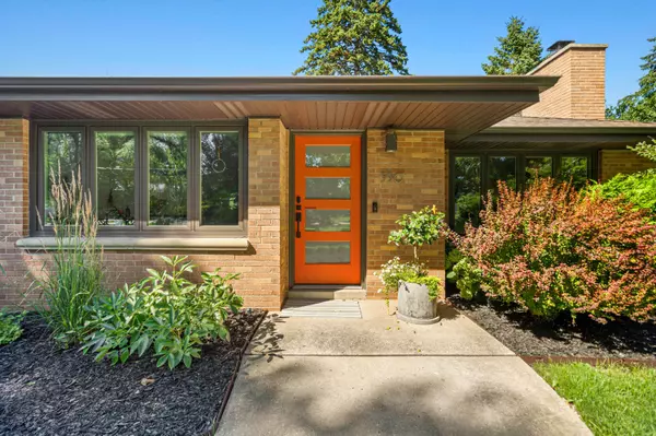 530 W Fairy Chasm, Bayside, WI 53217