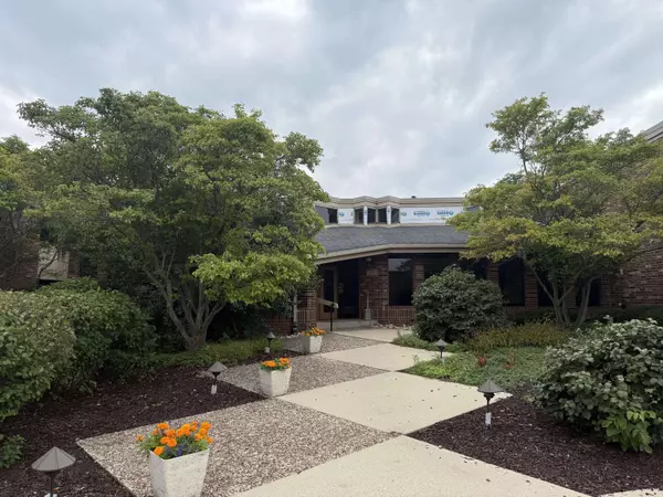 425 W Willow Unit 101, Fox Point, WI 53217