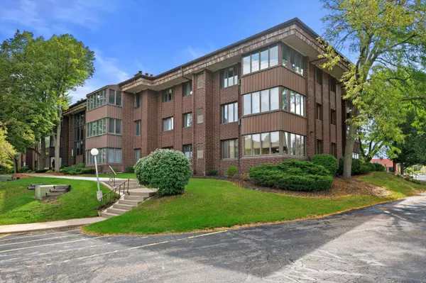 N84W15750 Ridge Unit 204, Menomonee Falls, WI 53051