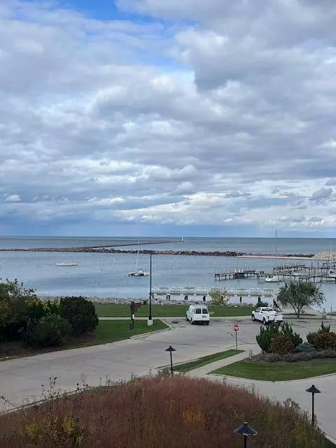 2702 S Shore Unit B, Milwaukee, WI 53207