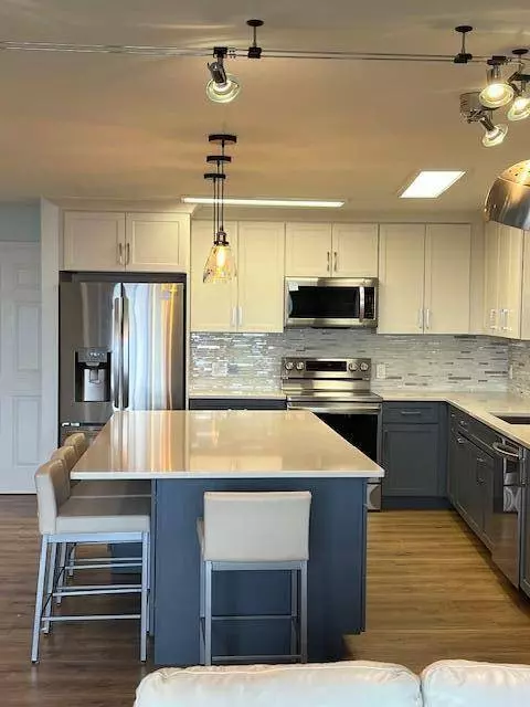 2702 S Shore Unit B, Milwaukee, WI 53207