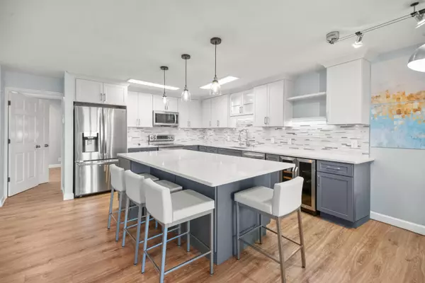 2702 S Shore Unit B, Milwaukee, WI 53207