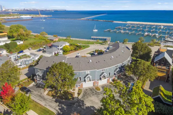 2702 S Shore Unit B, Milwaukee, WI 53207