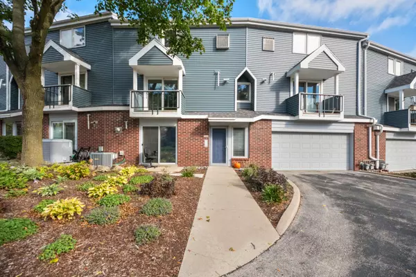 2702 S Shore Unit B, Milwaukee, WI 53207