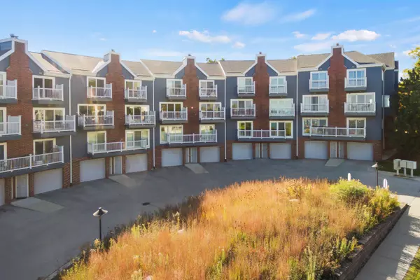 2702 S Shore Unit B, Milwaukee, WI 53207