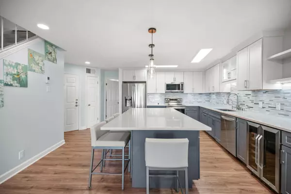 2702 S Shore Unit B, Milwaukee, WI 53207