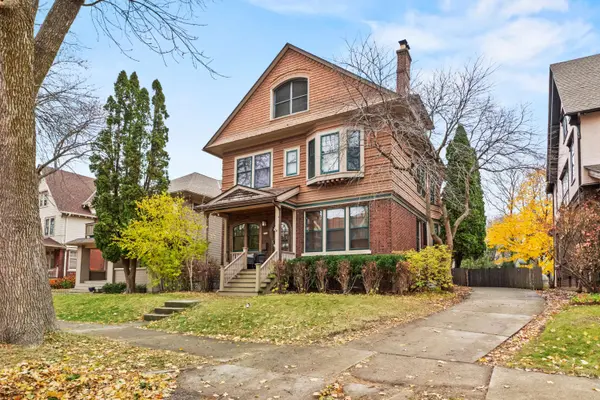 2918 N Hackett, Milwaukee, WI 53211