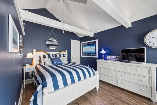 5523 Peninsula, West Bend, WI 53095