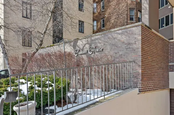 1919 N Summit Unit 11C, Milwaukee, WI 53202