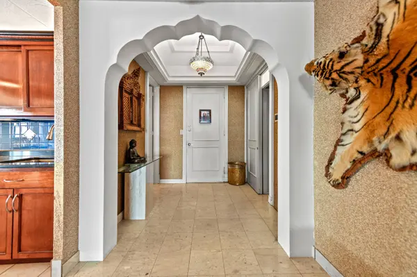 1919 N Summit Unit 11C, Milwaukee, WI 53202