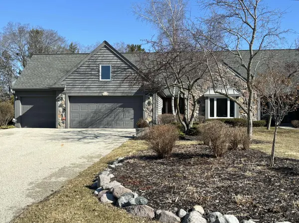 2618 W Lake Park, Mequon, WI 53092