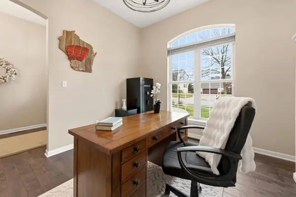 1909 Foxcroft, Waukesha, WI 53189