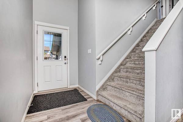 17719 64 ST NW, Edmonton, AB T5Y 3X3