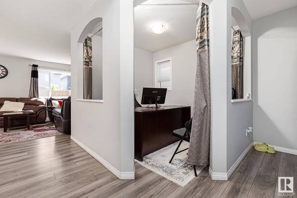 17719 64 ST NW, Edmonton, AB T5Y 3X3