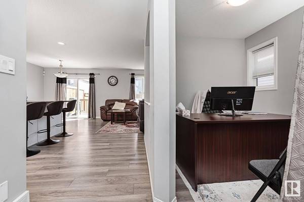 17719 64 ST NW, Edmonton, AB T5Y 3X3