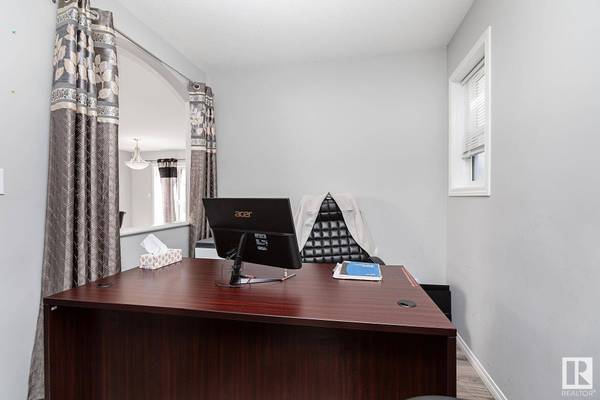 17719 64 ST NW, Edmonton, AB T5Y 3X3