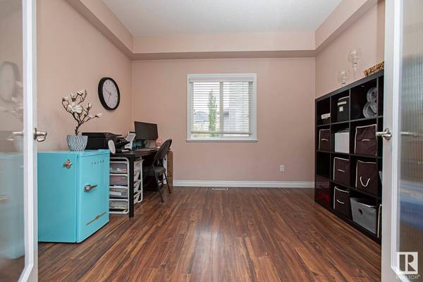 9577 219A ST NW, Edmonton, AB T5T 4A9