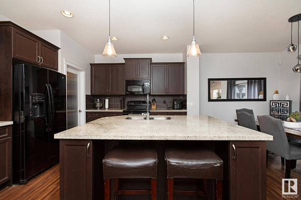 9577 219A ST NW, Edmonton, AB T5T 4A9