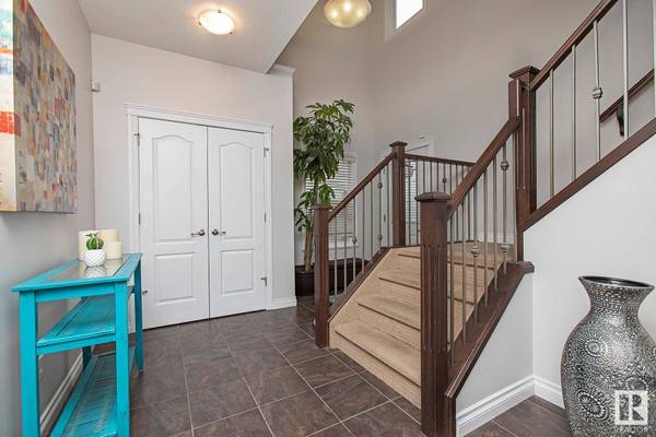 9577 219A ST NW, Edmonton, AB T5T 4A9