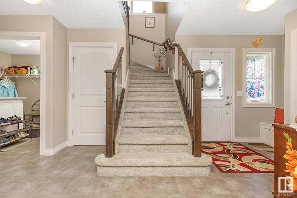 3883 GALLINGER LO NW, Edmonton, AB T5T 4G6