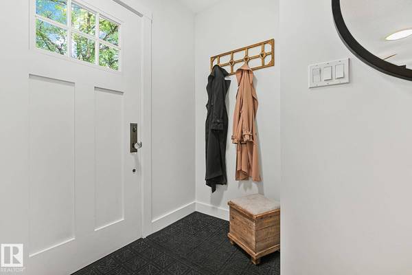 9767 65 AV NW, Edmonton, AB T6E 0K5