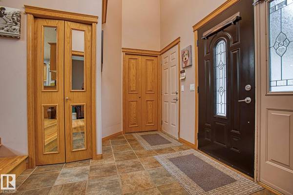 16135 72 ST NW, Edmonton, AB T5Z 3T8