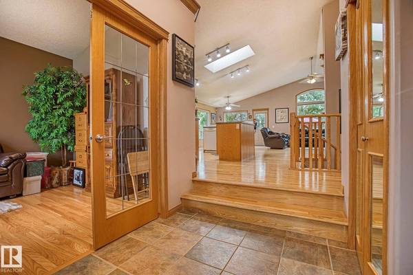 16135 72 ST NW, Edmonton, AB T5Z 3T8