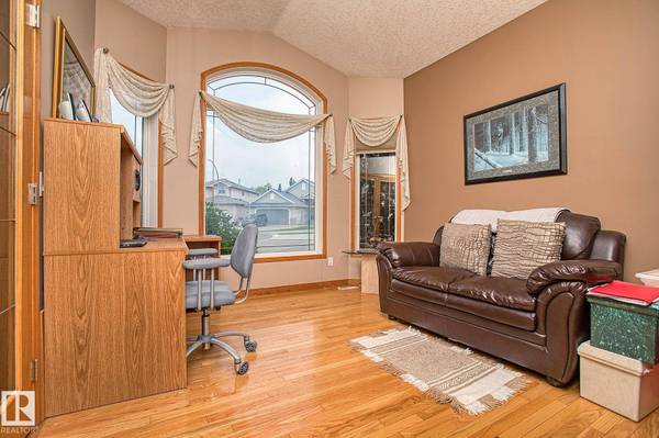 16135 72 ST NW, Edmonton, AB T5Z 3T8