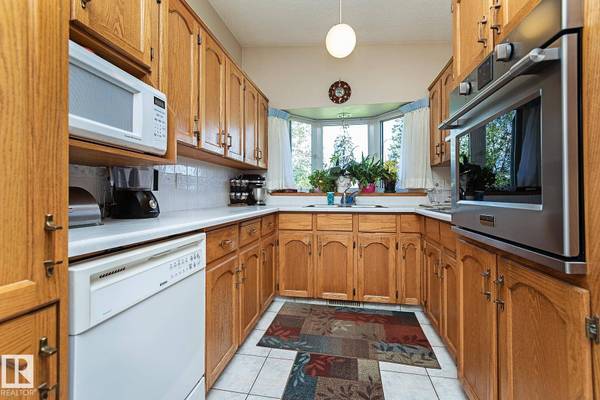 9523 134 AV NW, Edmonton, AB T5E 1H8