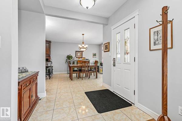 13016 79 ST NW, Edmonton, AB T5C 1T3