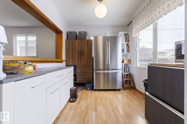 11521 92 ST NW, Edmonton, AB T5G 0Z8