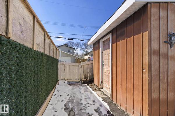 12210 92 ST NW, Edmonton, AB T5G 1B3