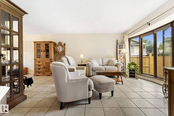 2 LAURISTON PL, St. Albert, AB T8N 3M8