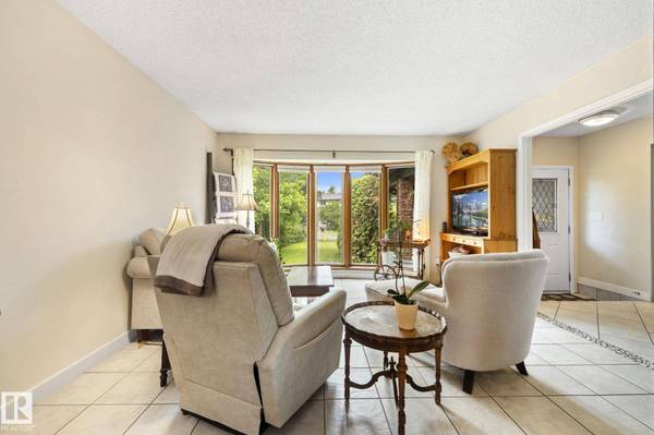 2 LAURISTON PL, St. Albert, AB T8N 3M8