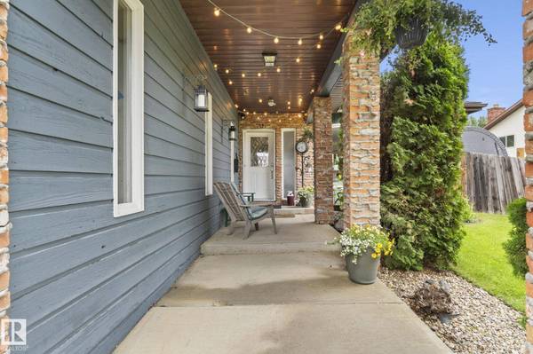 2 LAURISTON PL, St. Albert, AB T8N 3M8