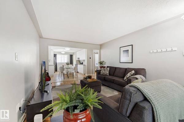 12030 56 ST NW, Edmonton, AB T5W 3T1