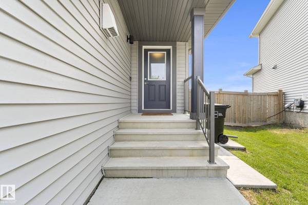 17308 49 ST NW, Edmonton, AB T5Y 3V9