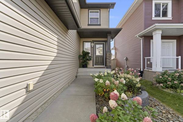 5915 6 AV SW, Edmonton, AB T6X 0G4