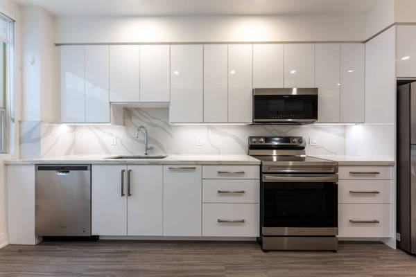 475 Queen ST W #201, Toronto C01, ON M5V 2A9