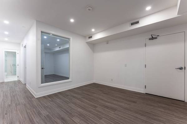 475 Queen ST W #201, Toronto C01, ON M5V 2A9