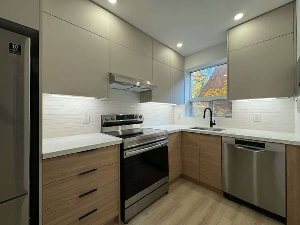 823 Millwood RD #4, Toronto C11, ON M4G 1W3