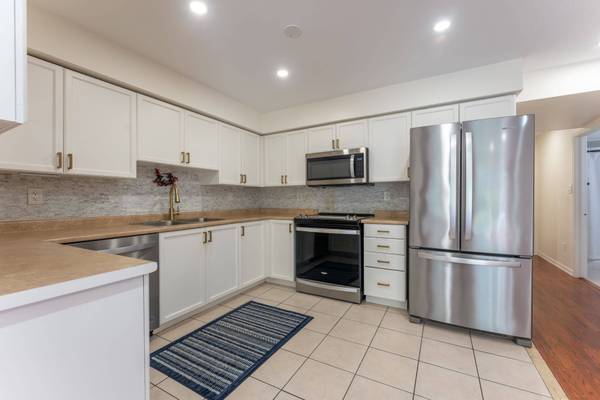19 Hays BLVD #27, Oakville, ON L6H 0H8