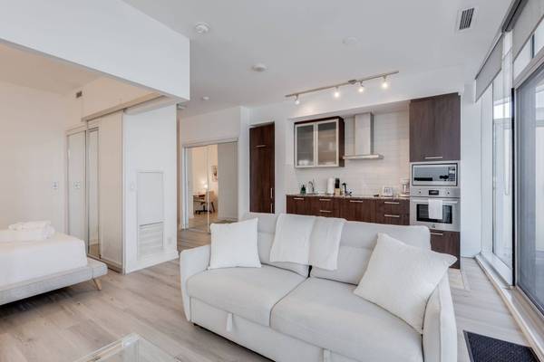 14 York ST #1812, Toronto C01, ON M5J 0B1