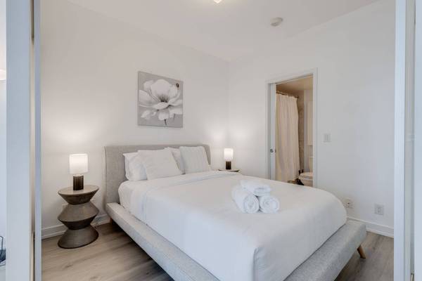 14 York ST #1812, Toronto C01, ON M5J 0B1