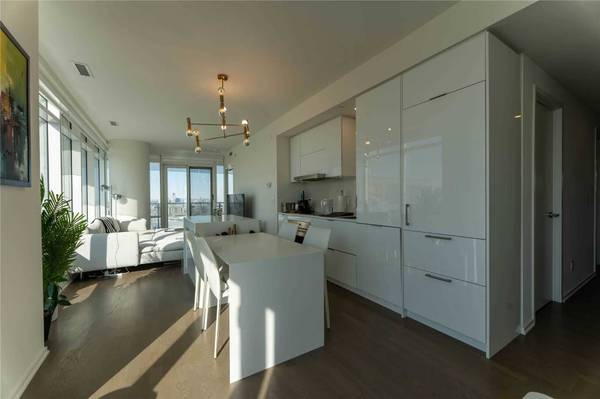 1 Bloor ST E #4309, Toronto C08, ON M4W 1A9