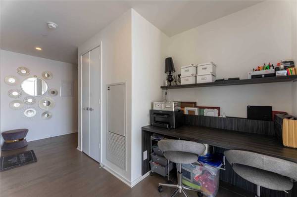 1 Bloor ST E #4309, Toronto C08, ON M4W 1A9