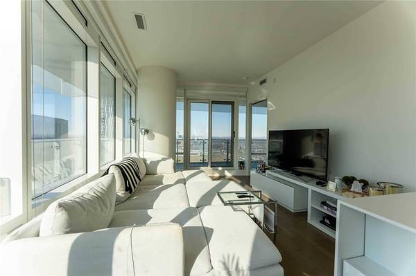 1 Bloor ST E #4309, Toronto C08, ON M4W 1A9